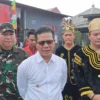 Kalapas Narkotika Kelas IIA Jelekong, Gumilar Budi Rahayu bersama Bupati Bandung Dadang Supriatna saat memberikan remisi kepada 840 Narapidana di Lapas Jelekong Kelas IIA pada HUT RI ke-79. Foto Agi