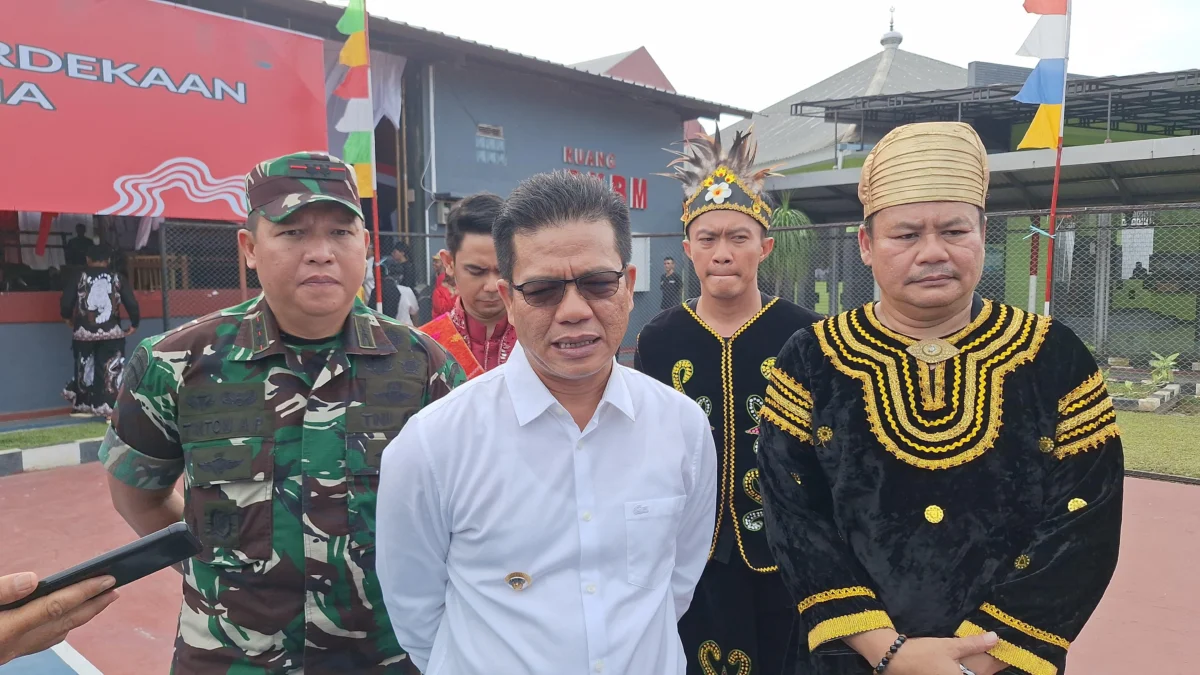840 Narapidana di Lapas Jelekong Kelas IIA Bandung Terima Remisi pada HUT RI ke-79 Kalapas Narkotika Kelas IIA Jelekong, Gumilar Budi Rahayu bersama Bupati Bandung Dadang Supriatna saat memberikan remisi kepada 840 Narapidana di Lapas Jelekong Kelas IIA pada HUT RI ke-79. Foto Agi