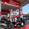Sejumlah karyawan SPBU Gadobangkong, Kecamatan Ngamprah, Bandung Barat pakai pakaian unik saay melayani konsumen. Sabtu (17/8). Dok Jabar Ekspres