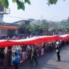 Bendera Merah Putih sepanjang 200 meter membentang di Jalanan Protokol Kota Bogor dalam acara FMP 2024, Minggu (18/8). (Yudha Prananda / Jabar Ekspres)