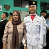 Arifin Ilham (15) Penarik Bendera di Upacara HUT ke-79 RI tingkat Kecamatan Cikancung, Kabupaten Bandung saat berfoto bersama ibunya, Elis Entin (45).