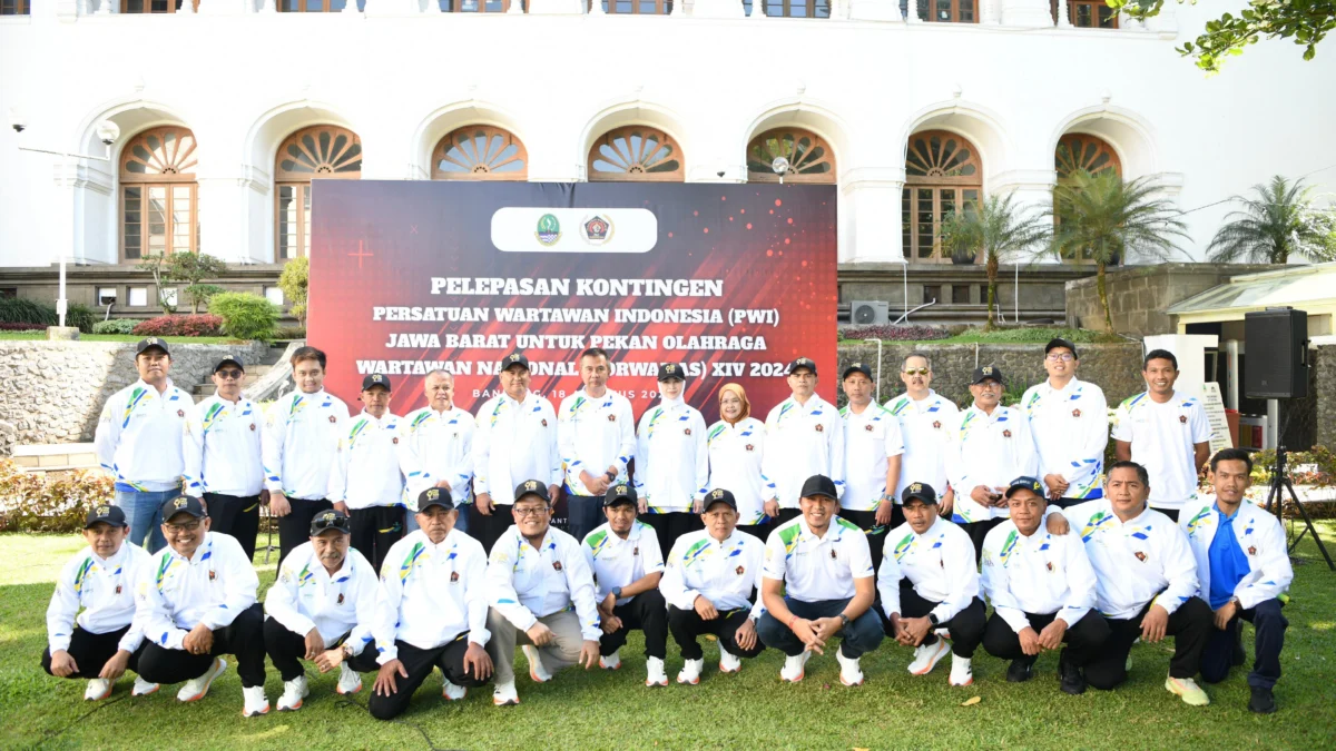Bey Machmudin Lepas Kontingen PWI Jawa Barat ke Porwanas XIV Kalsel Pj Gubernur Jabar Bey Machmudin melepas kontingen Persatuan Wartawan Indonesia (PWI) Jabar untuk Pekan Olahraga Wartawan Nasional (Porwanas) XIV Tahun 2024 di Gedung Sate, Kota Bandung, Minggu (18/8/2024).(Foto; Biro Adpim Jabar)