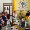Kedatangan Sendi Fardiansyah bersama jajaran Kawani Kota Bogor disambut hangat Ketua DPD Partai Golkar, Rusli Prihatevy bersama jajaran pengurus, Minggu (18/8). (Yudha Prananda / Jabar Ekspres)