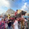 Warga Kelurahan Nyengseret, Kecamatan Astana Anyar, Kota Bandung, merayakan Hari Kemerdekaan Republik Indonesia yang ke-79 dengan penuh semangat melalui karnaval arak-arakan yang diadakan pada Minggu (18/8/2024). (Agi/Jabar Ekspres)