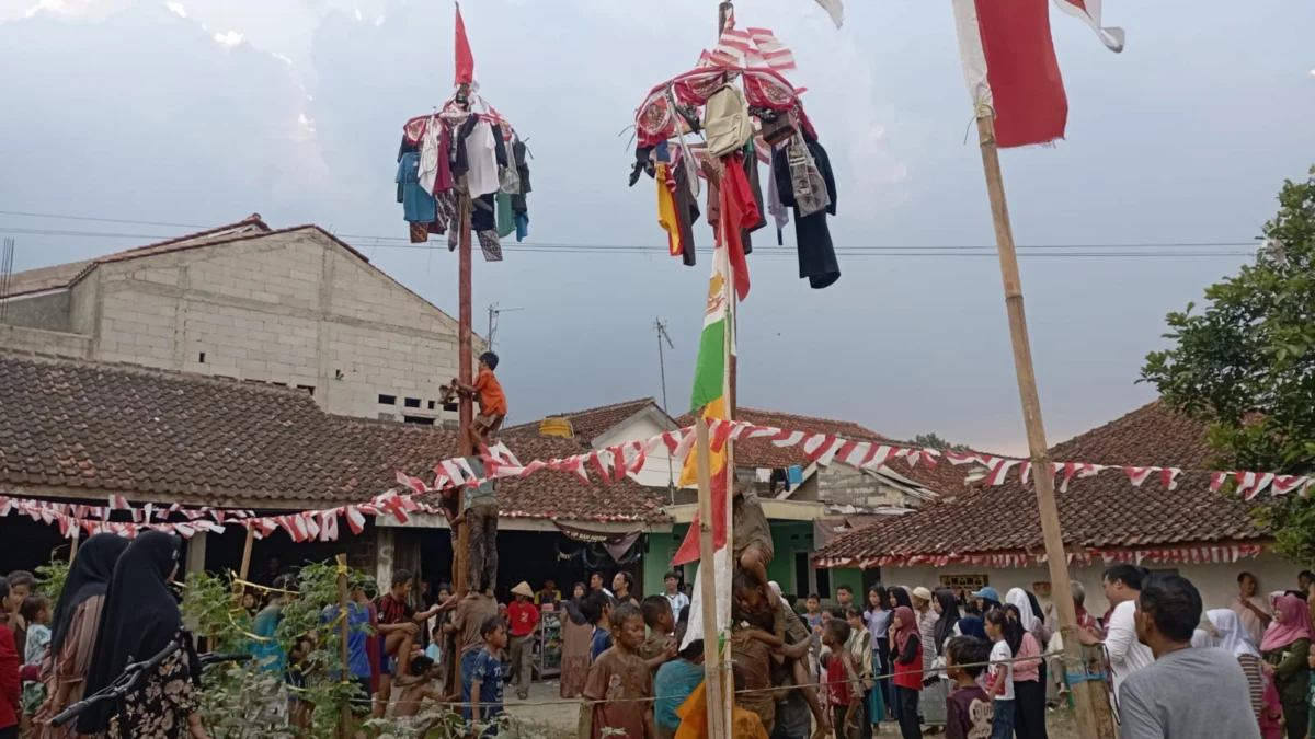 Gelar Perlombaan di Kampung Ciadeg Bogor, Panitia Sebut Panjat Pinang Tunjukkan Persatuan Suasana perlombaan panjat pinang di Kampung Ciadeg, Desa Ciadeg, Kecamatan Cigombong, Kabupaten Bogor, Minggu (18/8). (Sandika Fadilah /Jabar Ekspres)