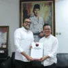 Ketua DPD PDI Perjuangan Jawa Barat Ono Surono saat memberikan dukungan kepada Dadang Supritana untuk Pilkada Kabupaten Bandung. Foto Istimewa