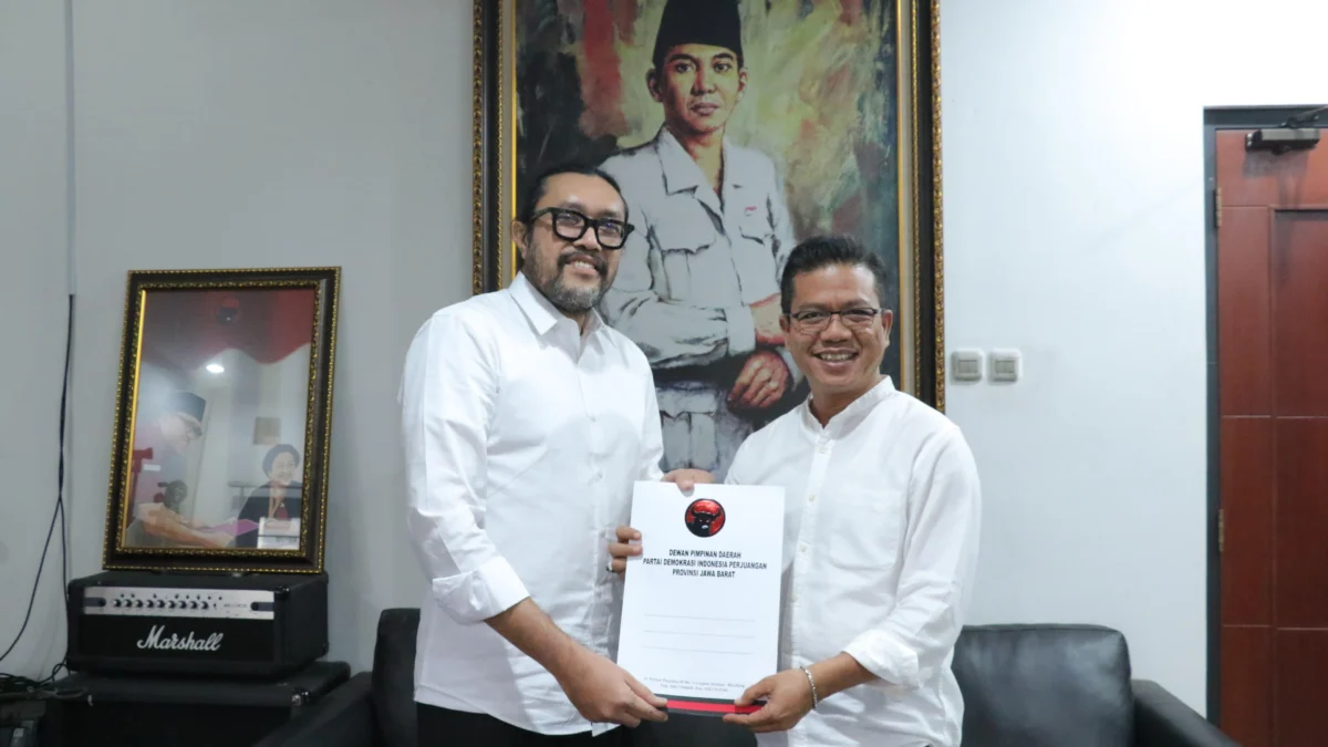 DPD PDI Perjuangan Jabar Gabung Koalisi Bandung Bedas, Dadang Supriatna Optimis Menang di Pilkada Ketua DPD PDI Perjuangan Jawa Barat Ono Surono saat memberikan dukungan kepada Dadang Supritana untuk Pilkada Kabupaten Bandung. Foto Istimewa