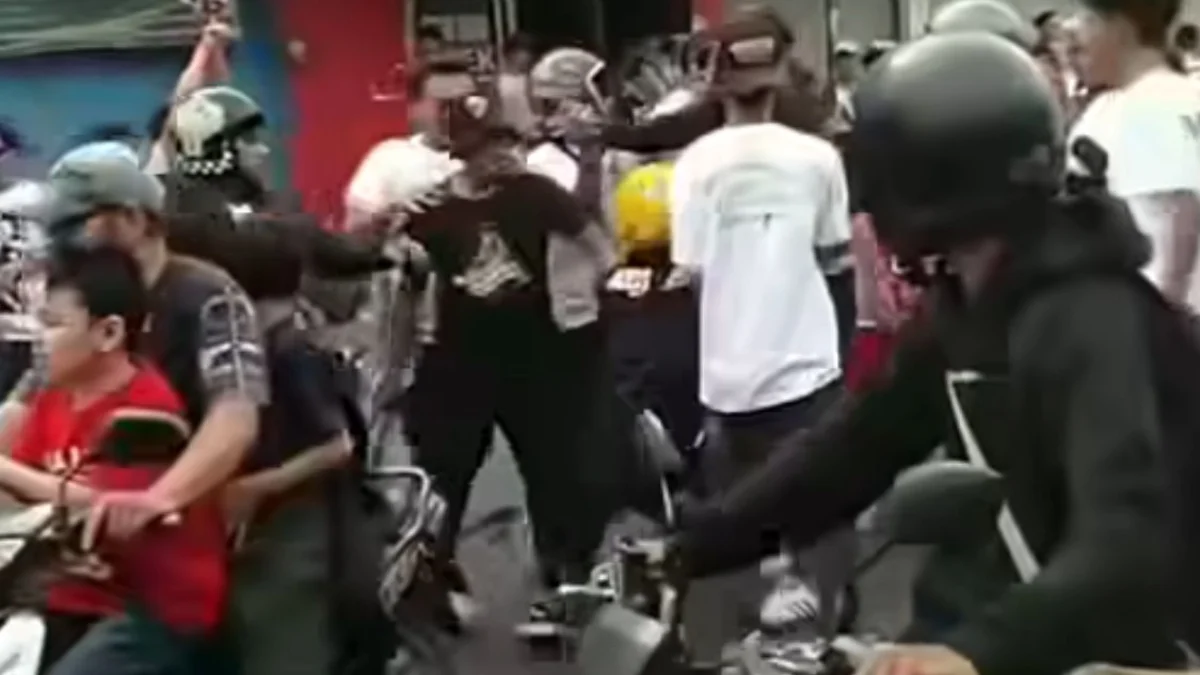 Viral video aksi keributan yang terjadi saat karnaval kemerdekaan di Cibaduyut, Kabupaten Bandung. Foto Dok Instagram Beritakotabandung