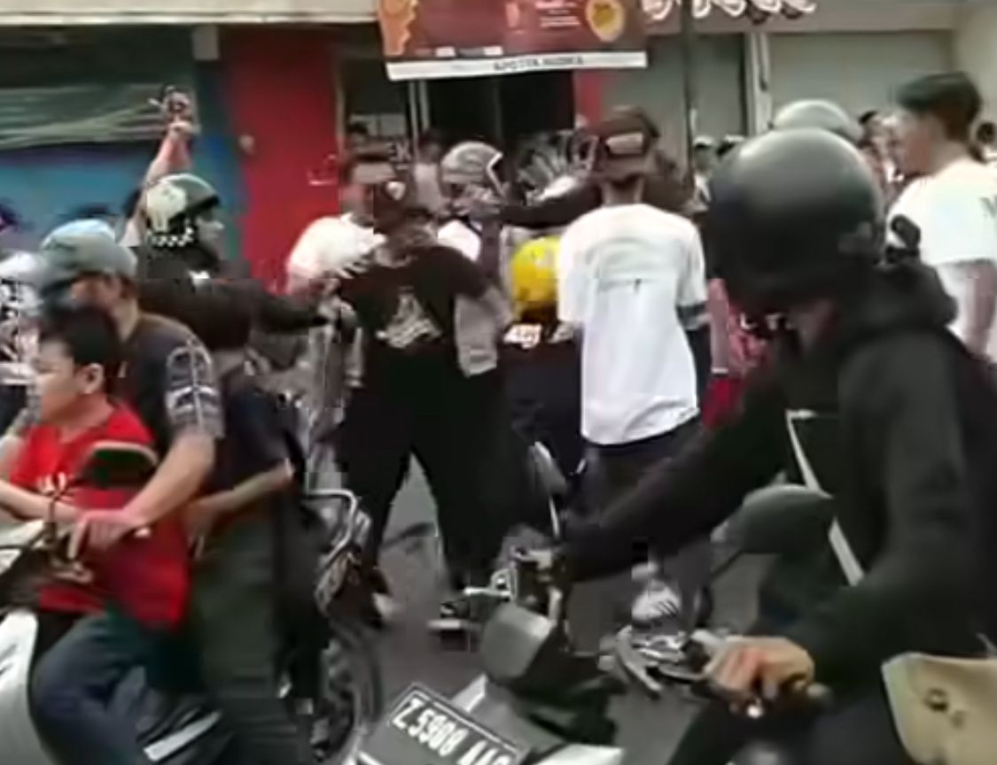 Keributan Sekelompok Orang dengan Pemotor saat Karnaval HUT ke-79 RI di