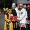 Bey Machmudin Sampaikan Capaian Indikator Makro Pembangunan dalam HUT ke-79 Jabar Upacara Hari Jadi Ke-79 Provinsi Jawa Barat Tahun 2024 di Lapangan Gasibu, Kota Bandung, Senin (19/8/2024).(Foto: Biro Adpim Jabar)