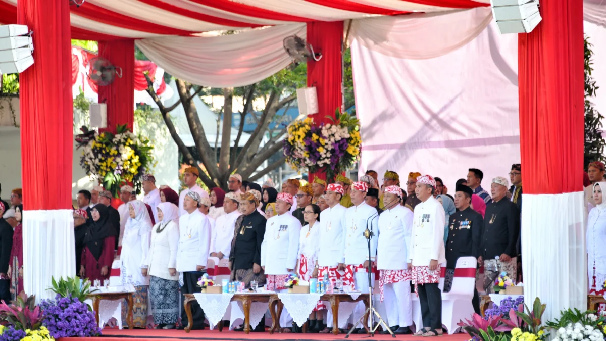 HUT ke-79 Jabar, Bey Machmudin Serukan Pesan Jabar Menyala untuk Indonesia Maju Upacara Hari Jadi Ke-79 Provinsi Jawa Barat Tahun 2024 di Lapangan Gasibu, Kota Bandung, Senin (19/8/2024).(Foto: Biro Adpim Jabar)