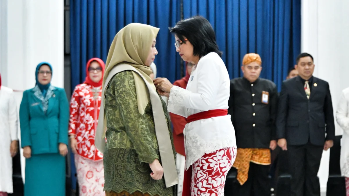 Penjabat Ketua Tim Penggerak PKK Jawa Barat Amanda Soemedi Bey Machmudin melantik Pj Ketua TP PKK Kabupaten Bekasi Wulur Hartanti di Aula Barat Gedung Sate, Kota Bandung, Senin (19/8/2024).(Foto: Biro Adpim Jabar)