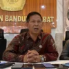 Sundaya (tengah) Bacalon bupati KBB jalur perseorangan saat ditemui di Kantor KPU Bandung Barat. Senin (19/8). Dok Jabar Ekspres
