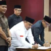 Pj Wali Kota Bogor, Hery Antasari bersama Ketua DPRD Kota Bogor, Ayang Trisnanto beserta jajaran menandatangani pengesahan tiga Perda. (Yudha Prananda / Jabar Ekspres)