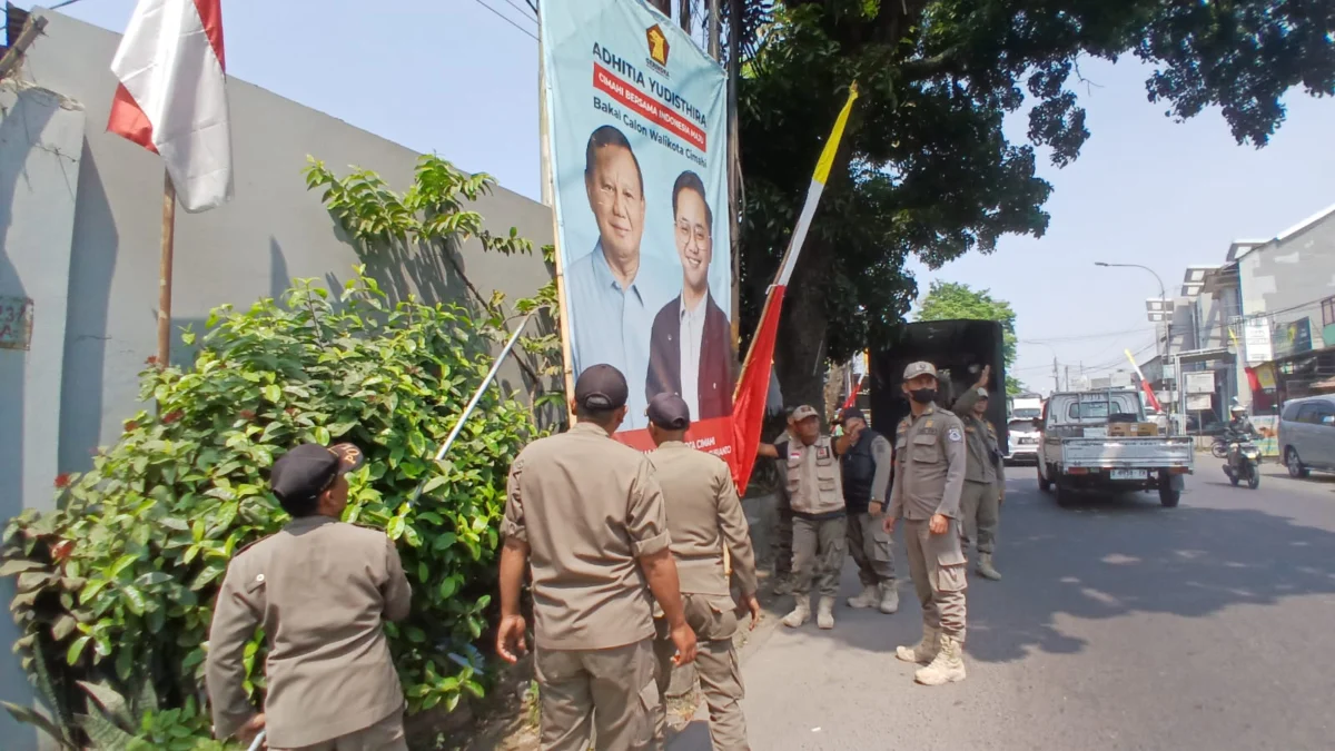 Doc. Sejumlah Alat Peraga Kampanye (APK) yang Sudah Terpasang di SejumlahbRuas Jalan Kota Cimahi ditertibkan Satpol PP (Mong)