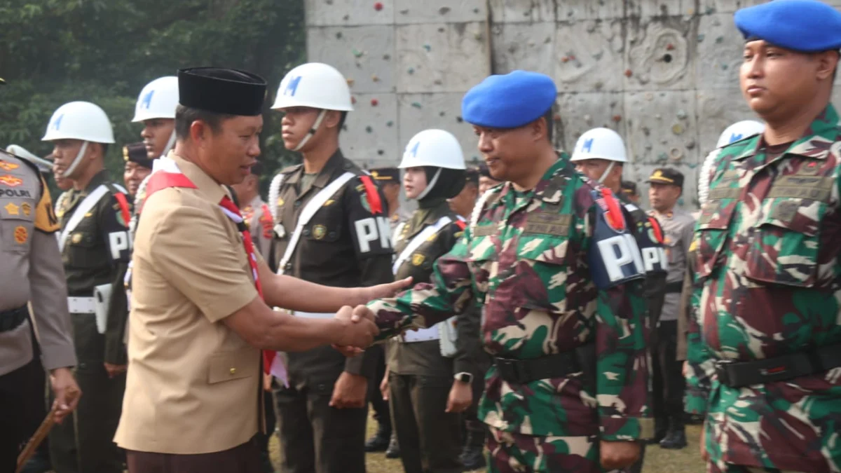 Apel Pasukan Pengaman Pilkada 2024 di Pemkab Bogor, Kapolres: Kami Siap PJ Bupati Bogor Asmawa Tosepu saat mengecek persiapan personil Pilkada 2024. Foto : Sandika Fadilah /Jabarekspres.com