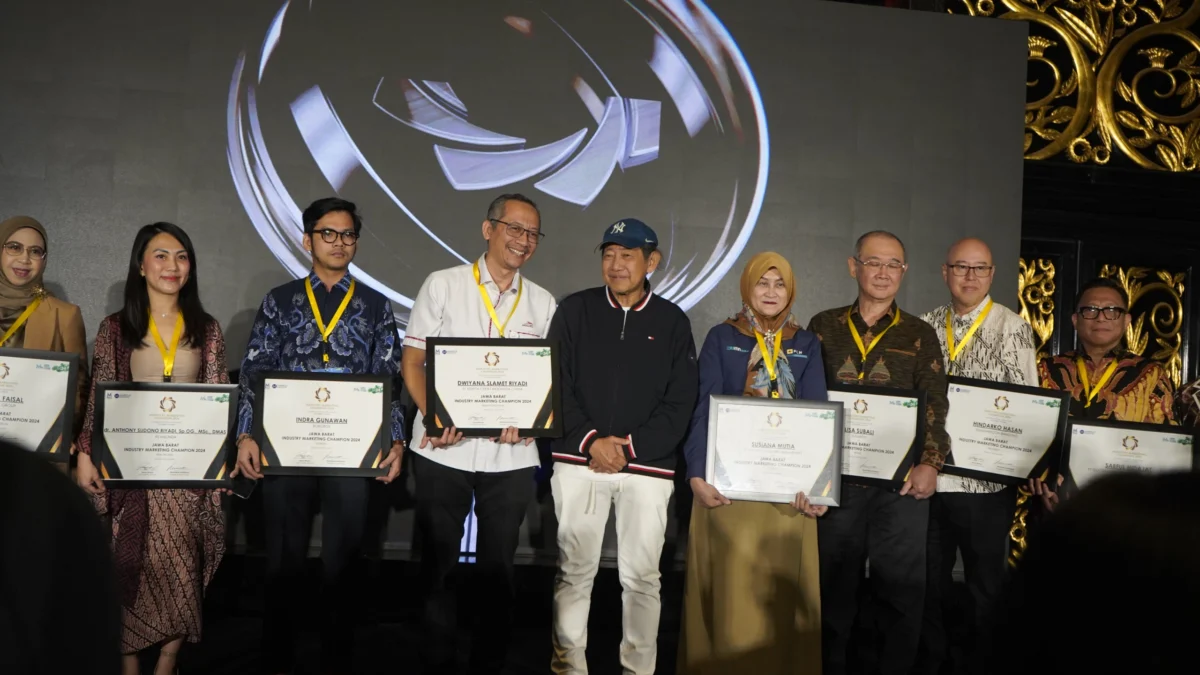 Dorong Pertumbuhan Bisnis Berkelanjutan, GM PLN UID Jabar Raih Penghargaan Industry Marketing Champion