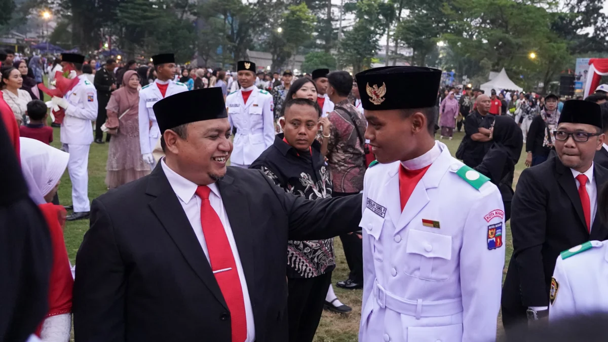 Generasi Muda Kota Bogor Cemerlang, Atang Trisnanto Apresiasi Paskibra Kota Bogor Ketua DPRD Kota Bogor, Atang Trisnanto saat menyapa tim Paskibraka Kota Bogor. (Foto: Humpro DPRD Kota Bogor)