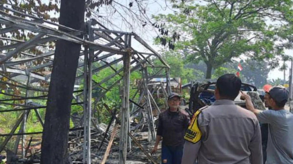 polisi mengecek lokasi kebakaran di Parungpanjang Bogor/Foto : Dok Polsek Parungpanjang