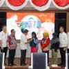 Jajaran Tim Festival Merah Putih saat memberikan penghargaan kepada salah satu nominator. (Yudha Prananda / Jabar Ekspres)