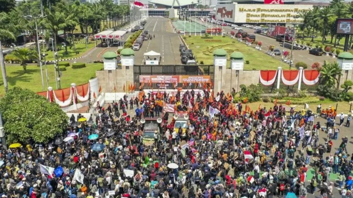 Tolak Pengesahan RUU Pilkada, Rakyat Geruduk Gedung DPR RI Ilustrasi: Massa aksi kepung Gedung DPR RI, Jakarta (22/8/2024), tolak pengesahan RUU Pilkada. (ANTARA/Galih Pradipta)