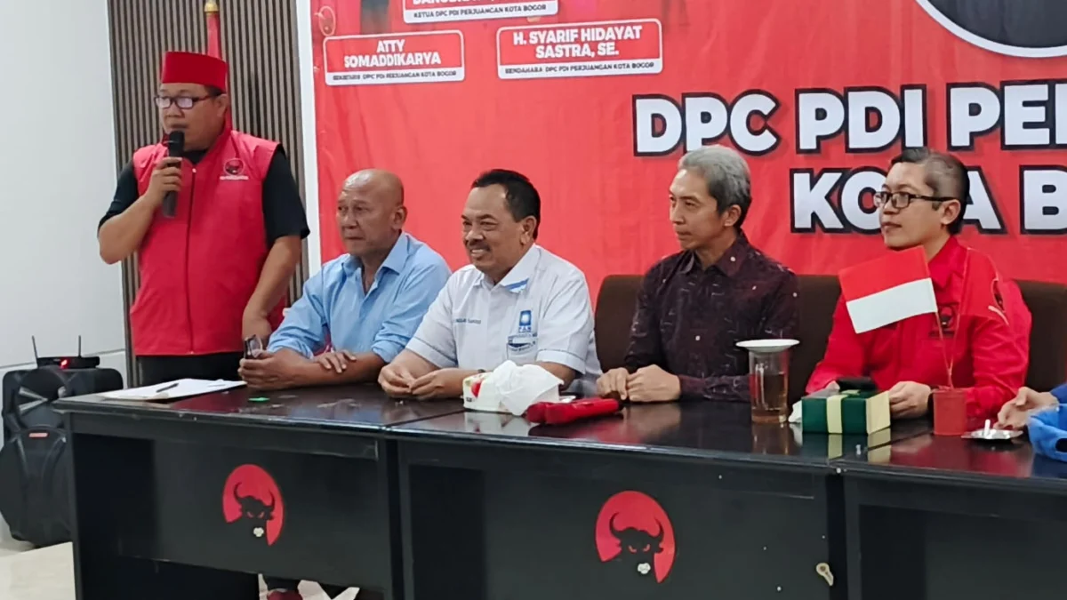 Jajaran petinggi PDI Perjuangan, PAN dan Gerindra Kota Bogor bersama Bacawalkot Bogor, Dedie A. Rachim (Kedua Kanan). (Yudha Prananda / Jabar Ekspres)