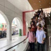 Balonbup Jeje bersama artis Raffi Ahmad saat menyambut kedatangan Wapres terpilih Gibran di Stasiun KCIC Padalarang, Kamis (22/8/2024).