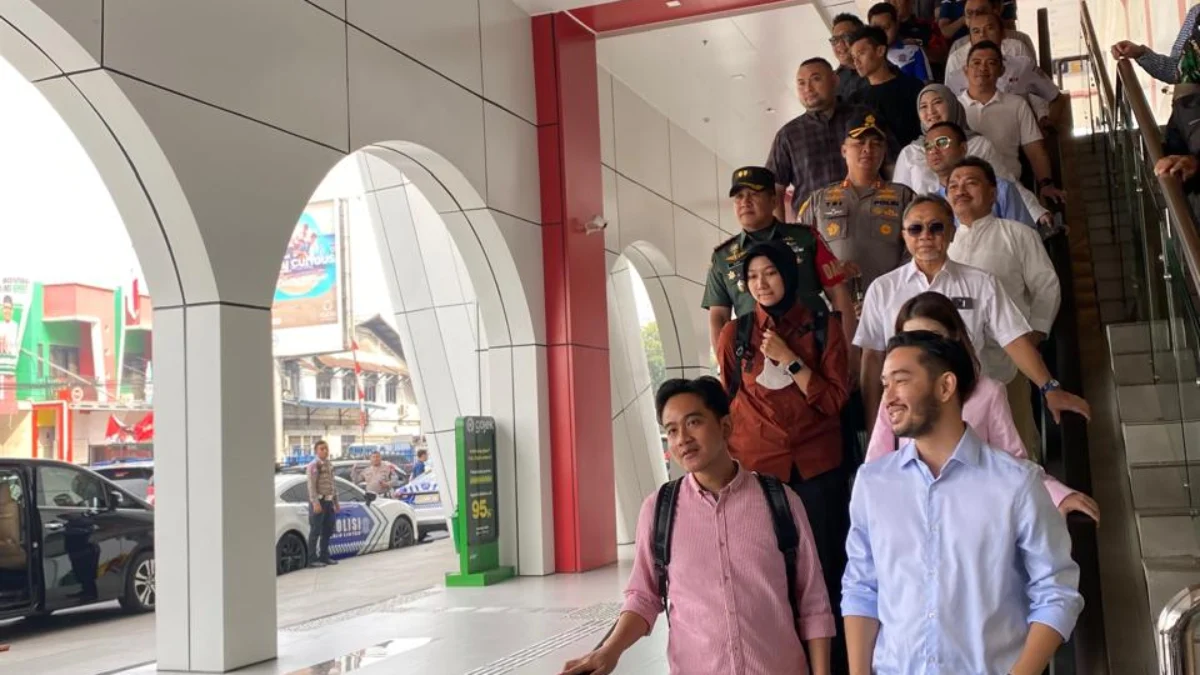 Wapres Terpilih Gibran Disambut Balonbup Jeje hingga Artis Raffi Ahmad di Bandung Barat, Ini Agendanya! Balonbup Jeje bersama artis Raffi Ahmad saat menyambut kedatangan Wapres terpilih Gibran di Stasiun KCIC Padalarang, Kamis (22/8/2024).