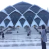 MEGAH: Masjid Al Jabbar tak pernah sepi. Pengunjung dari berbagai daerah terus berdatangan untuk melihat langsung karya dari seorang arsitek Ridwan Kamil tersebut. (Febrianti Syaputri/Jabar Ekspres)