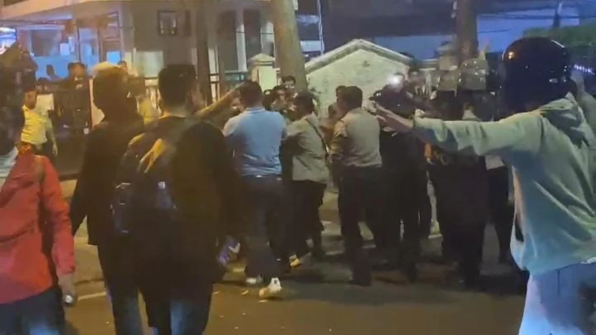 Suasana saat ricuh antara massa aksi dengan aparar kepolisian di depan Gedung DPRD Jabar/Foto:Muhamad Nizar/Jabar Ekspres