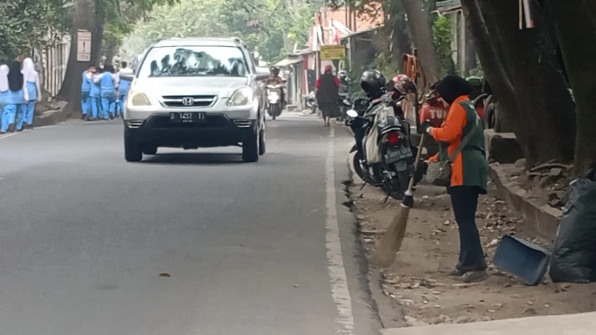 Jejak Lelah: Kisah Ibu Perantau yang Hidupi Keluarga dari Jalanan Cimahi Doc. Kisah Petugas Kebersihan di Kota Cimahi yang Rela Bekerja Keras Demi Menghidupi Keluarga (Mong)