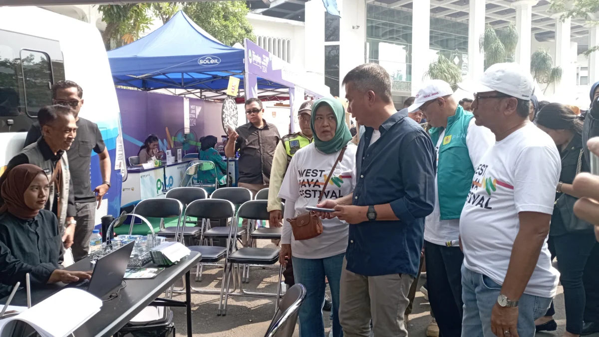 Dok. Pj. Gubernur Jabar, Bey Machmudin saat meninjau beberapa stand di WJF 2025. Jum'at (23/8). Foto. Sandi Nugraha.