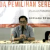 Kordiv SDM Organisasi dan Diklat Bawaslu Kota Bandung M Adriansyah Prayuda membuka sosialisasi pengawasan partisipatif, Jumat (23/8).