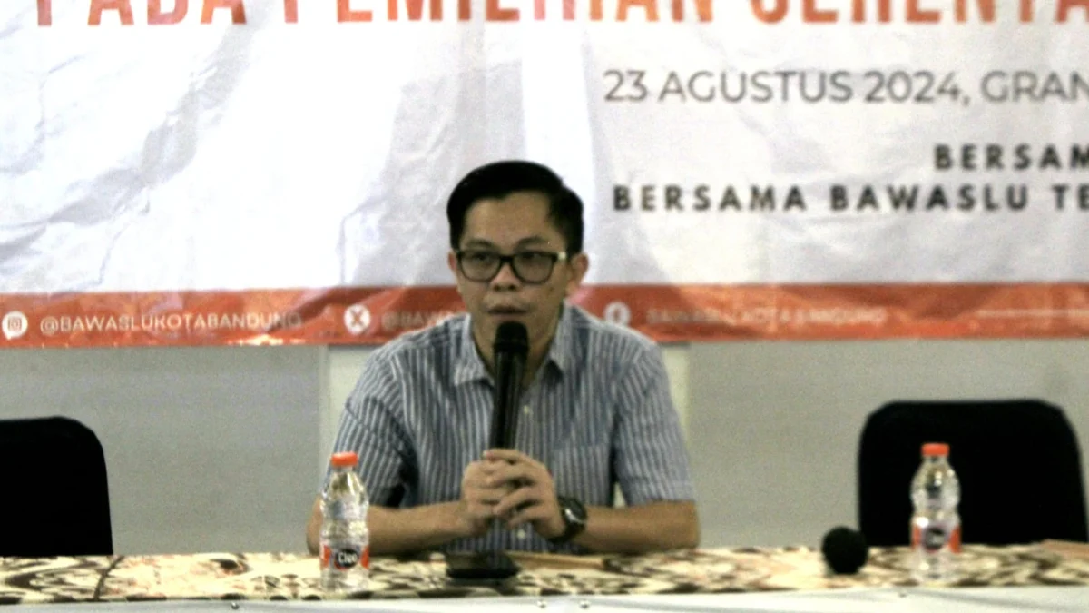 Bawaslu Kota Bandung Ajak Organisasi Muda Aktif Awasi Pilkada Kordiv SDM Organisasi dan Diklat Bawaslu Kota Bandung M Adriansyah Prayuda membuka sosialisasi pengawasan partisipatif, Jumat (23/8).