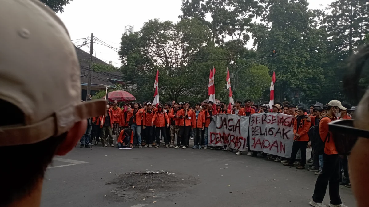Dok. Ratusan mahasiswa kembali turun dan menggelar aksi di depan DPRD Jabar. Jum'at (23/8). Foto. Sandi Nugraha.