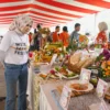 Para juru masak rumah dinas kepala daerah di Jabar beradu resep dalam Sayembara Memasak Antar Juru Masak Pimpinan Daerah Samara 2024 di Plaza Gesat Belakang, Kota Bandung.