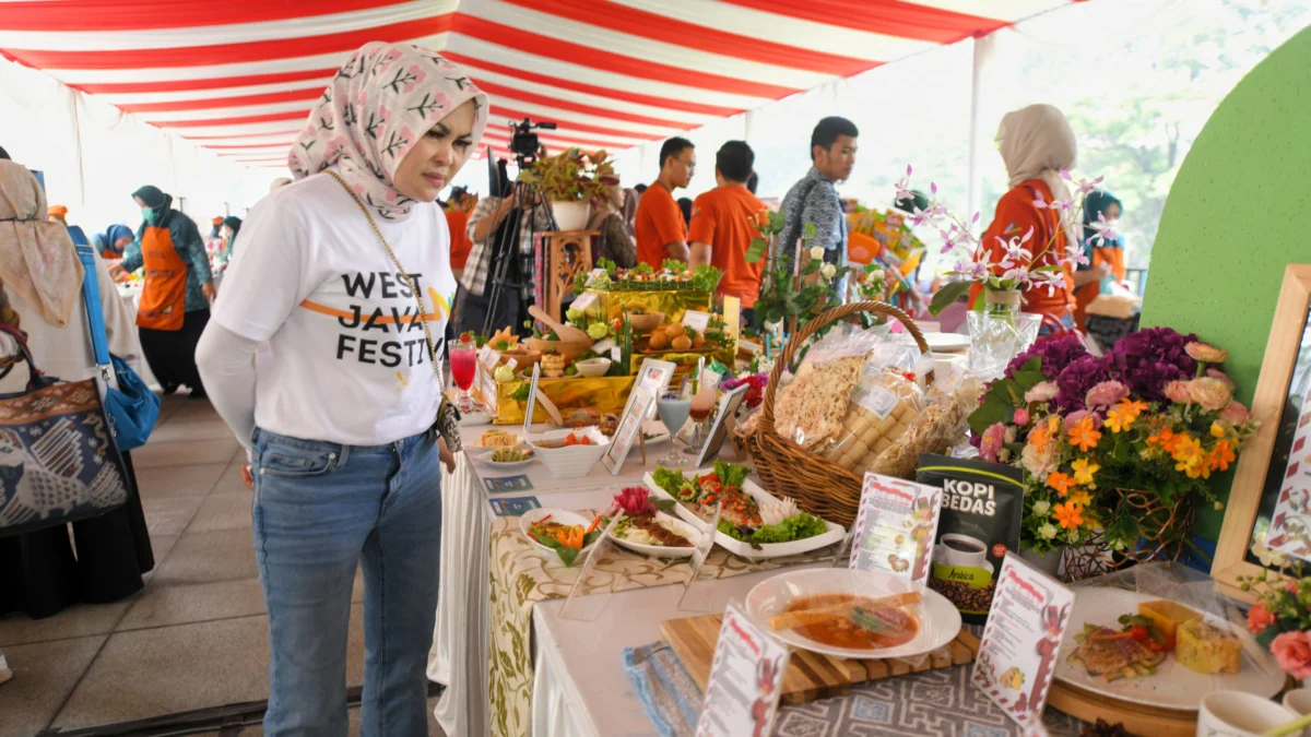 Para juru masak rumah dinas kepala daerah di Jabar beradu resep dalam Sayembara Memasak Antar Juru Masak Pimpinan Daerah Samara 2024 di Plaza Gesat Belakang, Kota Bandung.