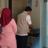 Ilustrasi. Petugas kesehatan saat memeriksa warga yang alami keracunan makanan di wilayah Kecamatan Cihampelas, KBB. Dok Jabar Ekspres