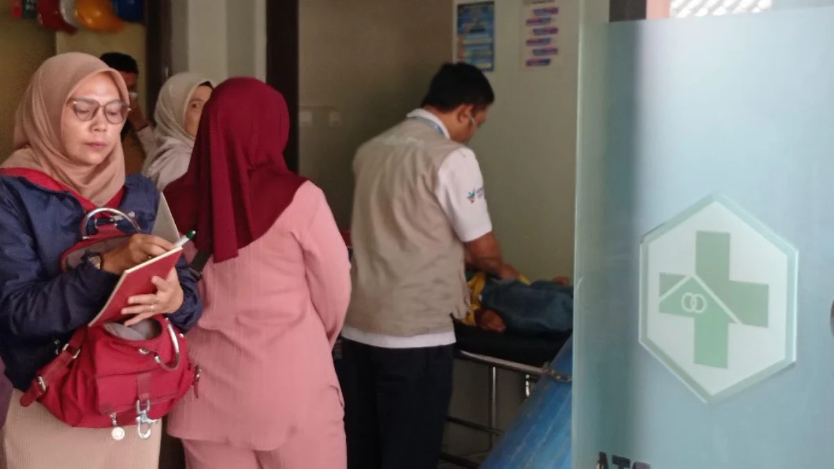 Ilustrasi. Petugas kesehatan saat memeriksa warga yang alami keracunan makanan di wilayah Kecamatan Cihampelas, KBB. Dok Jabar Ekspres