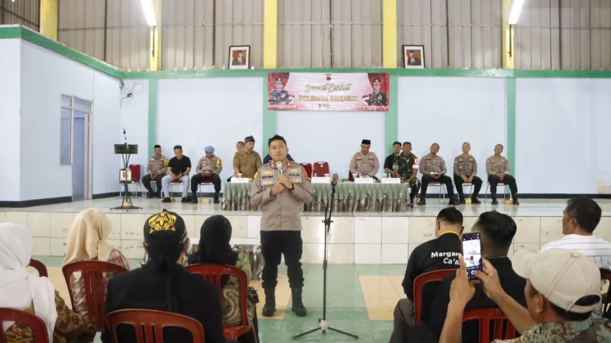 Polresta Bandung Respon Keluhan Warga Desa Margamulya Terkait Judi Online dan Knalpot Bising Wakapolresta Bandung AKBP Maruly Pardede saat merespon keluhan warga Desa Margamulya, Pangalengan, Kabupaten Bandung terkait judi online dan knalpot bising, Jumat (23/8). Foto Istimewa