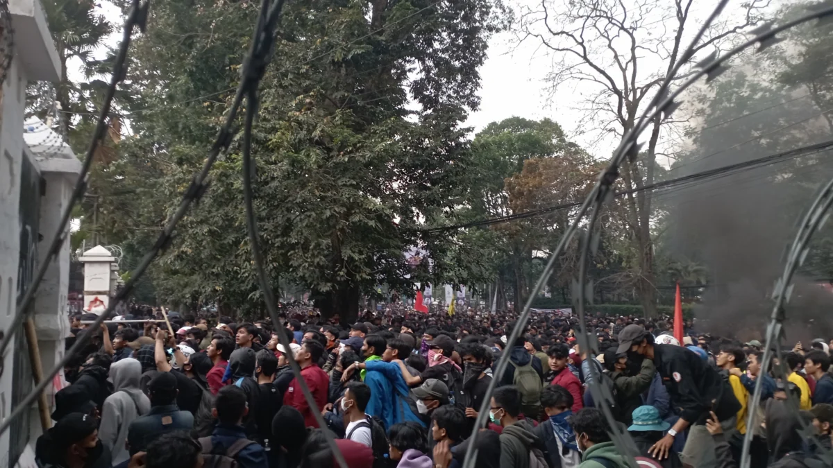 Kembali Panas, Ribuan Mahasiswa Merangsak Masuk ke Halaman DPRD Jabar dalam Aksi Demo Tolak RUU Pilkada Dok. Ribuan Mahasiswa mulai merangsak masuk ke gerbang DPRD Jabar. Jum'at (23/8). (Sandi Nugraha/Jabar Ekspres)