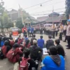 Gerakan Mahasiswa Cimahi (GMC) lakukan aksi di depan Gedung DPRD Kota Cimahi.