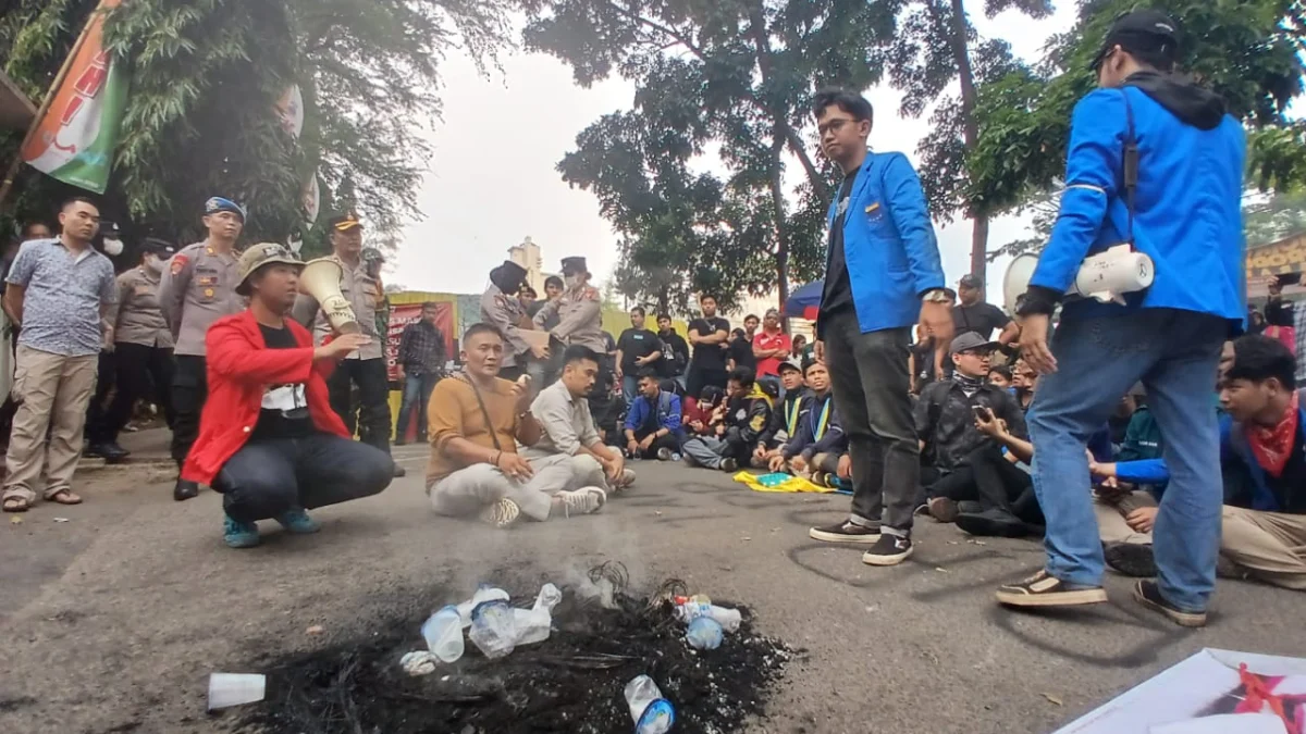 Gerakan Mahasiswa Cimahi Siap Kembali Turun ke Jalan Jika Tuntutan Tak Dipenuhi Perwakilan DPRD Kota Cimahi saat Berdiskusi dengan para Demonstran dari Gerakan Mahasiswa Cimahi (GMC). (Mong/Jabar Ekspres)