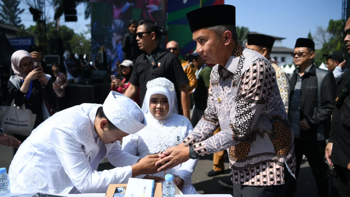 Penjabat Gubernur Jawa Barat Bey Machmudin menjadi saksi nikah pada kegiatan nikah massal dalam rangkaian West Java Festival 2024 di kawasan Gedung Sate, Kota Bandung, Sabtu (24/8/2024).(Foto: Rizal FS/Biro Adpim Jabar)