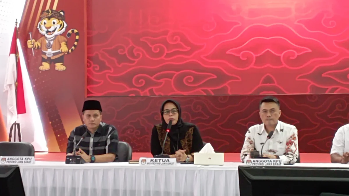 Dok. Ketua KPU Jabar, Ummi Wahyuni saat konferensi pers persiapan tahapan pendaftaran calon kepala daerah. Senin (26/8). (Sandi Nugraha/Jabar Ekspres)