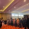 50 anggota DPRD Kabupaten Bandung Barat saat diambil sumpah jabatan di Hotel Novena Lembang. Senin (26/8). Dok Jabar Ekspres