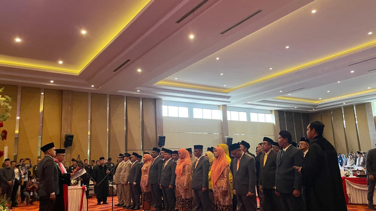 50 anggota DPRD Kabupaten Bandung Barat saat diambil sumpah jabatan di Hotel Novena Lembang. Senin (26/8). Dok Jabar Ekspres