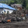 Sejumlah petugas SAR gabungan lakukan pencarian korban yang tertimbun lumpur akibat banjir bandang di Ternate. (foto/ANTARA)