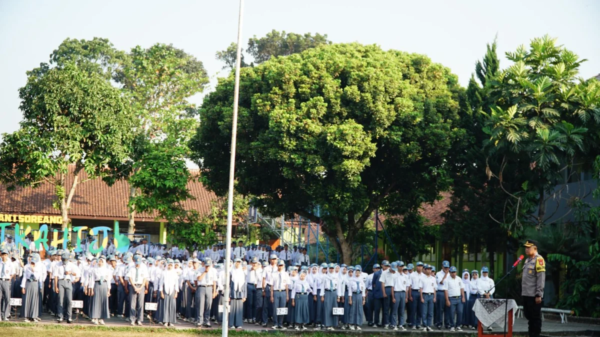 Tingkatkan Kesadaran Anti-Bullying dan Geng Motor di Sekolah, Wakapolresta Bandung Lakukan Pembinaan Wakapolresta Bandung AKBP Maruly Pardede saat menjadi pembina upacara di SMA 1 Negeri Soreang, Kabupaten Bandung, Senin (26/8). Foto Istimewa