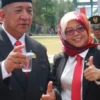Ketua DPRD Banjar Dadang R Kalyubi (kiri) memegang air minum dalam kemasan yang diproduksi oleh Tirta Ano Kota Banjar bernama TAB, belum lama ini. (Cecep Herdi/Jabar Ekspres)